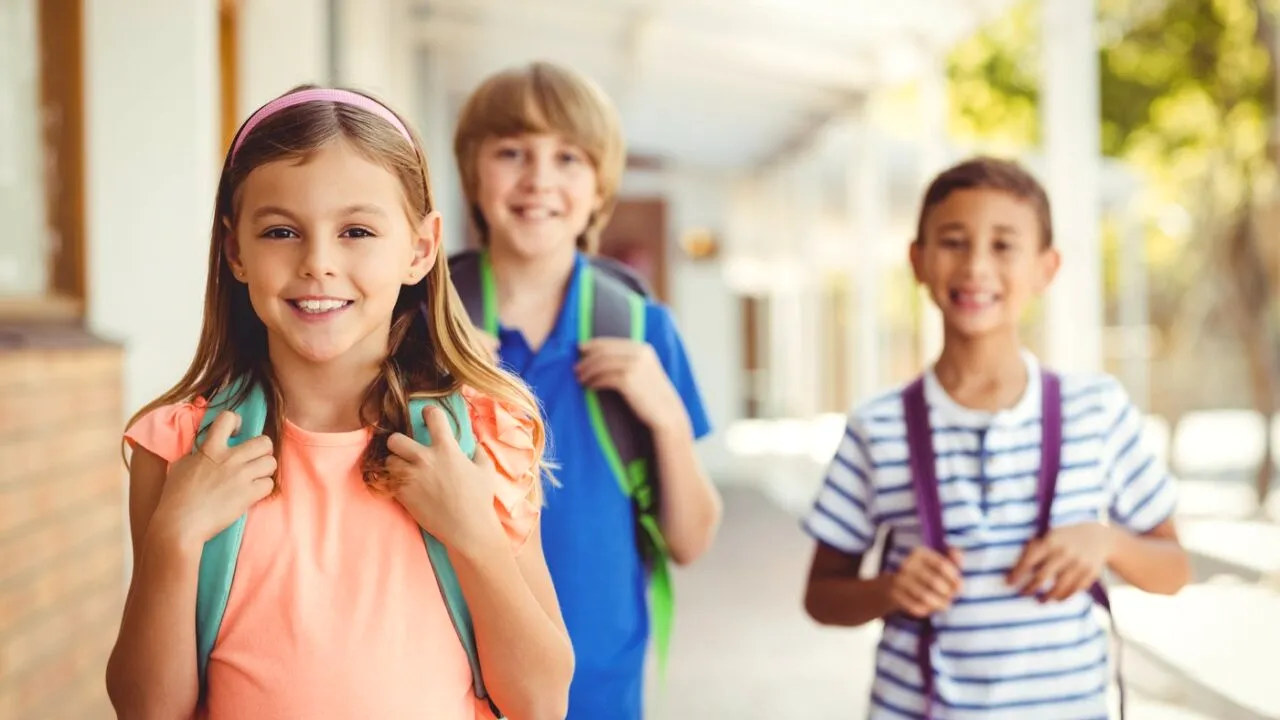 Schimbare controversată la BURSELE școlare pentru anul 2025-2026. Cine mai primește bursă și cine rămâne pe dinafară