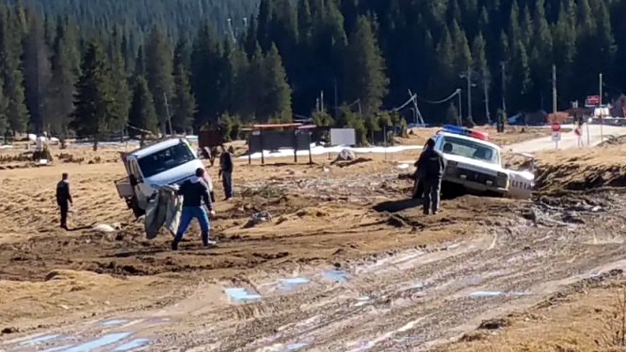 De coșmar. Așa arată, în 2017, drumul spre Platoul Padina din Bucegi. Nici mașina poliției n-a făcut față. Galerie FOTO