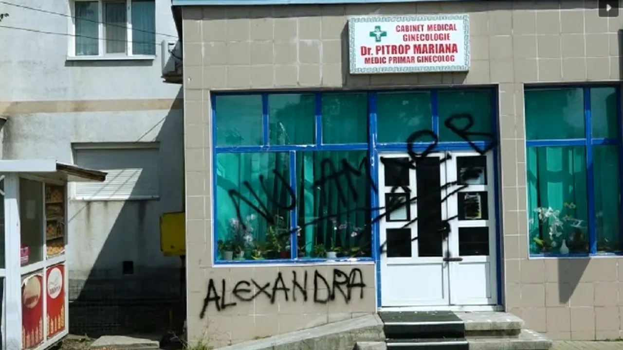 Cabinetul doctoriței din Botoșani care a fost de gardă în noaptea morții Alexandrei, vandalizat cu spray cu vopsea NEAGRĂ: „Nu am aer”
