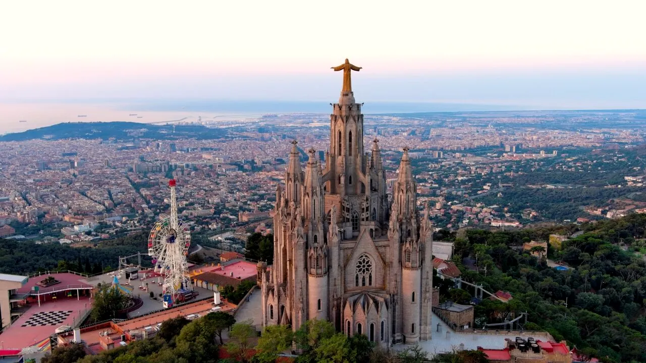 Orașul din Europa care nu mai face față SUPRATURISMULUI care a scumpit chiriile. Locuitorii orașului au început să-i stropească cu apă pe turiști