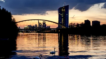 Oficial BCE: Politica monetară în ZONA EURO trebuie să rămână prudentă /Protecționismul și incertitudinea geopolitică sunt în creștere