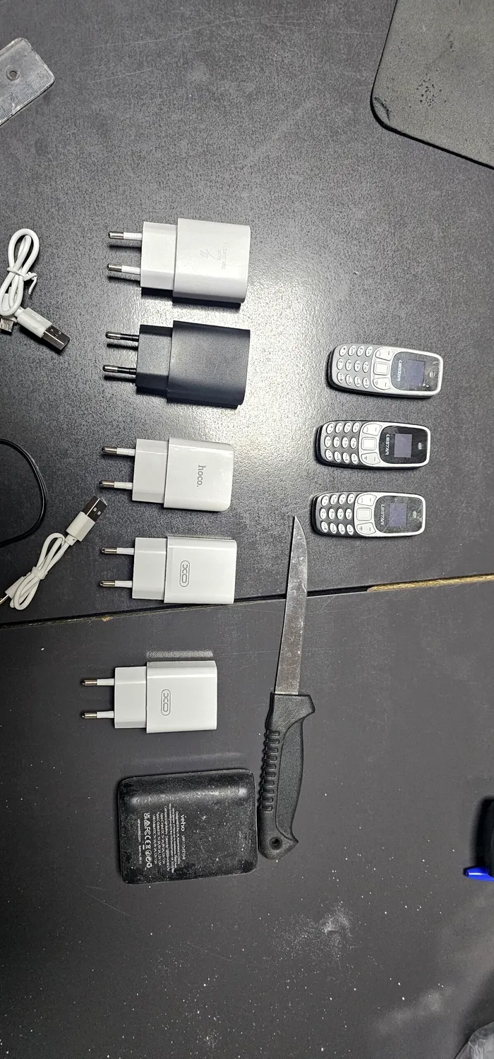 Ce ascund deținuții din penitenciare. Telefoane, încărcătoare, arme albe. Ce au mai găsit polițiștii în pachetele deținuților și care sunt pedepsele
