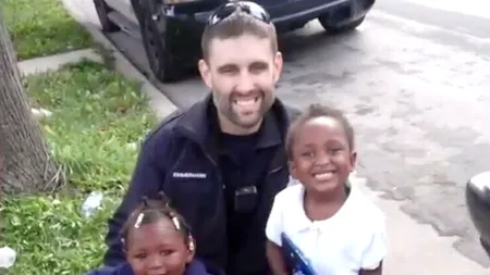Gestul făcut de un polițist, după ce a văzut că o mamă își transportă copiii fără protecție / „Și eu am trei acasă... Nu aș fi vrut să pățească ceva...