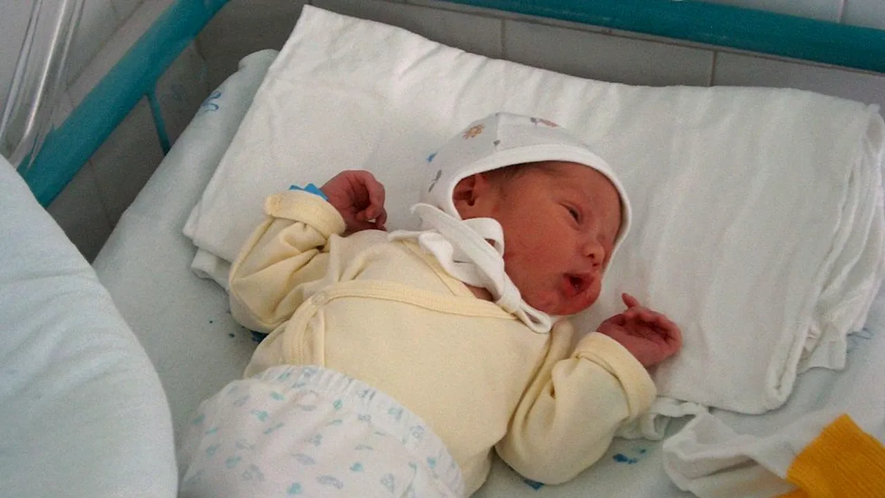 Bebeluș de câteva luni, abandonat în scara unui bloc. Ce a putut scrie mama pe un bilețel