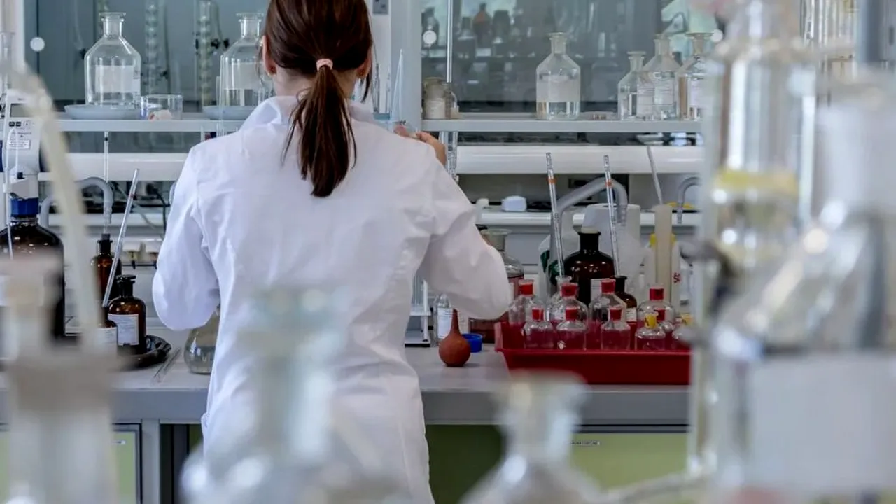 IZOLARE. Un farmacist infectat cu noul virus, prins la muncă, deși trebuia să fie în carantină