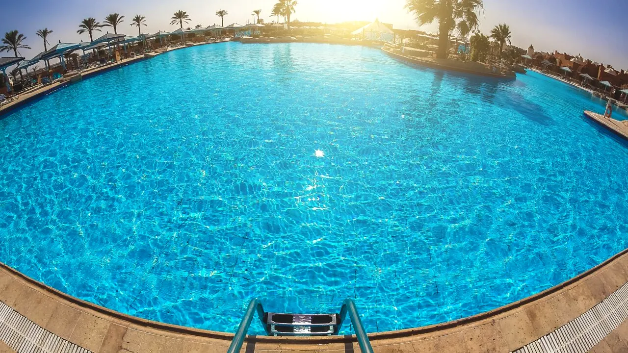 Pericolul nevăzut din piscinele publice. Cum reduci riscul de boli cauzate de germenii din apă