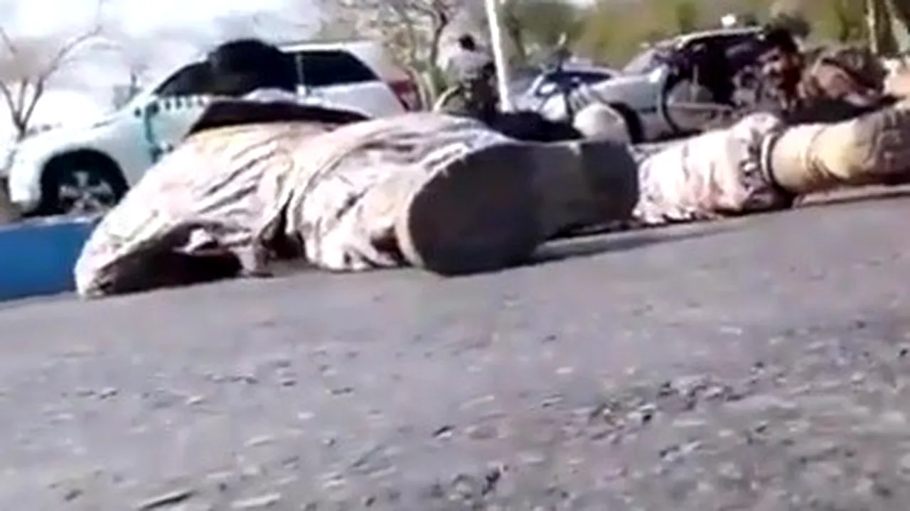 Patru indivizi ATACĂ o paradă într-un oraș din Iran. 25 de morți și 60 de răniți