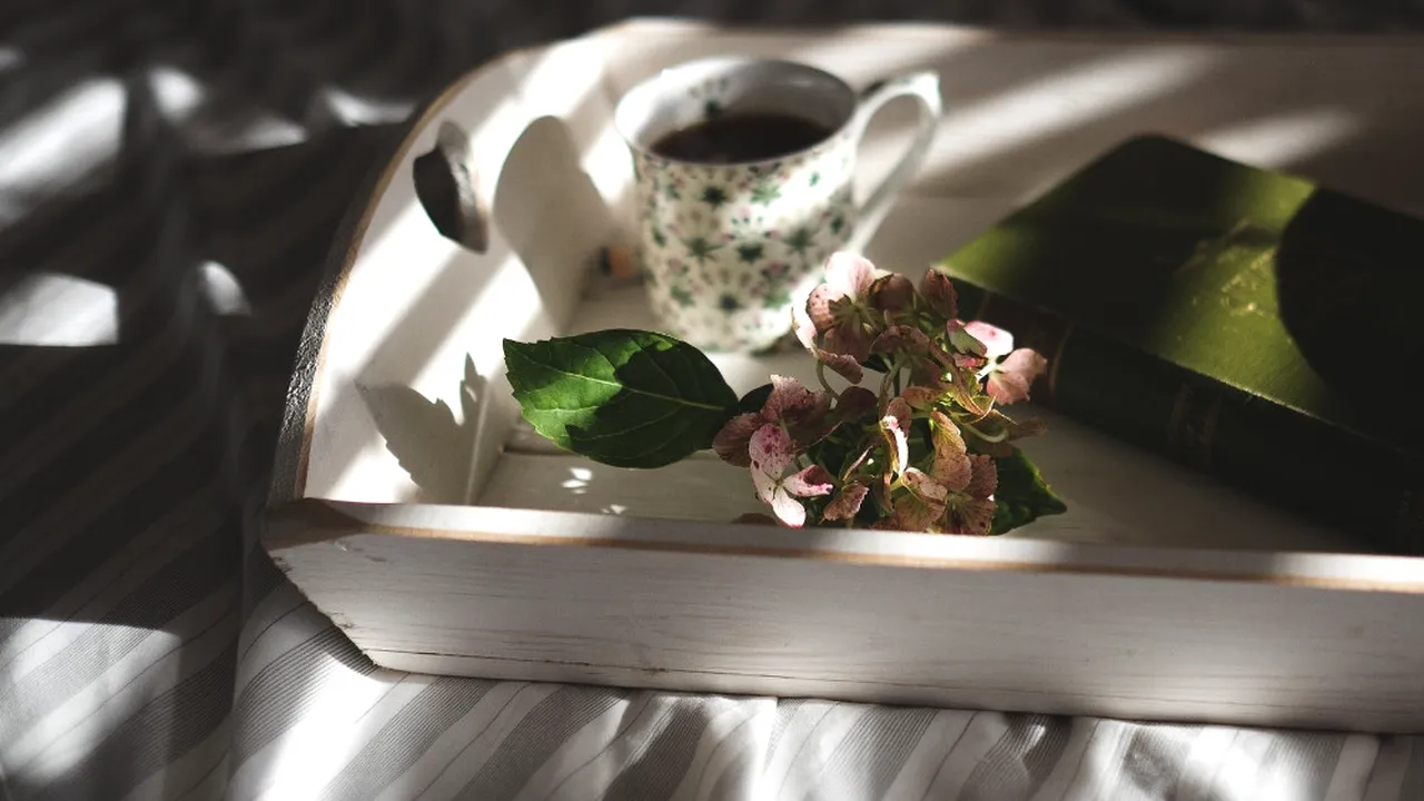 Este bine să mănânci în pat?