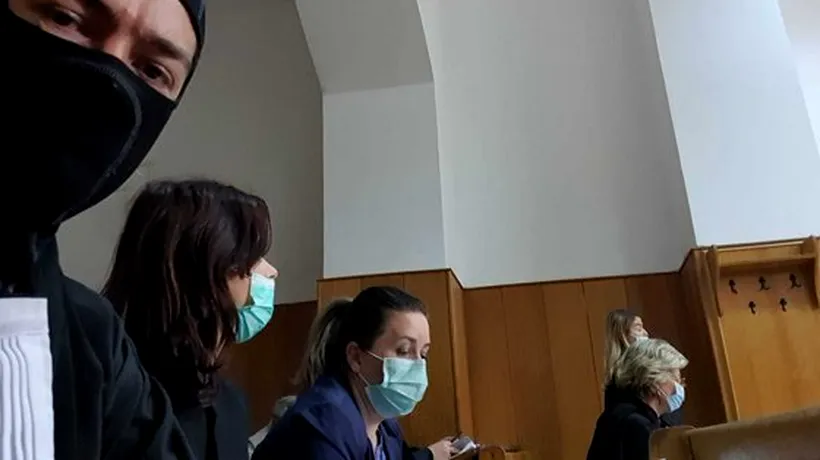 REVOLTĂ. Un avocat a protestat cu cagula pe față în instanță împotriva obligativității măștii: „Ascunderea omului după o mască depersonalizează actul de justiţie”