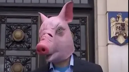 PROTEST ÎN BUCUREȘTI. Doi bărbați au protestat cu mască cap de porc și sârmă ghimpată. Ce au reclamat cei doi la MAI