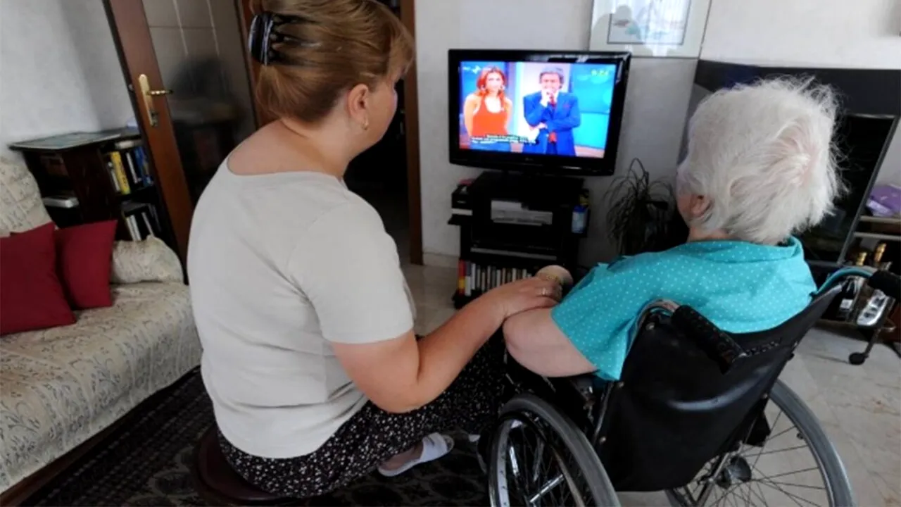 Mirela s-a angajat badantă în Italia. Ce i-a făcut bătrâna, după ce a prins-o pe româncă uitându-se la TV în timpul programului