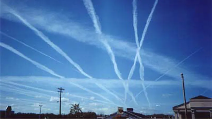 Liniile albe de pe cer, lăsate de avioane, provoacă mai multă poluare decât emisiile de carbon. Cum cred cercetătorii că s-ar putea scăpa de ele