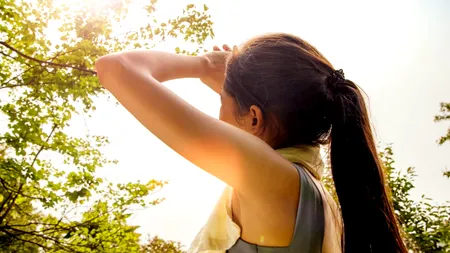 Cum să te protejezi de CANICULĂ. Hidratare, protecție solară și vestimentație adecvată
