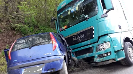 Un tânăr de 20 de ani a murit, după ce intrat cu mașina într-un TIR. Accidentul a avut loc pe DN1, în județul Cluj (FOTO-VIDEO)