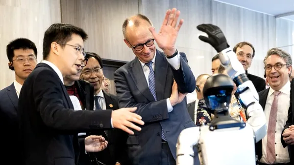 Meciuri de box și spectacole de arte marțiale cu roboți: Cancelarul Merz al Germaniei face cunoștință cu umanoizii AI din China