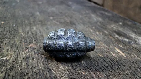 Zece grenade și mai mult elemente de muniție au fost găsite în peretele unei case din Bistrița-Năsăud