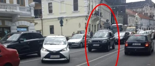 UPDATE Caz bizar în Cluj-Napoca: Un SUV a rămas în mijlocul străzii și a încurcat circulația după ce șoferul a fost reținut de poliție