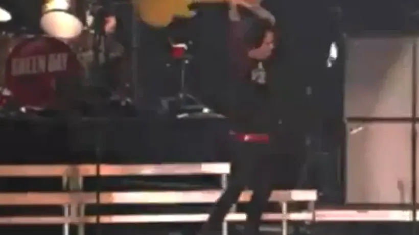 Solistul trupei Green Day, internat într-o clinică de dezintoxicare, după o cădere nervoasă pe scenă - VIDEO