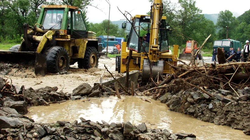 Infotrafic: Șase DRUMURI NAȚIONALE sunt BLOCATE din cauza inundațiilor și a alunecărilor de teren 