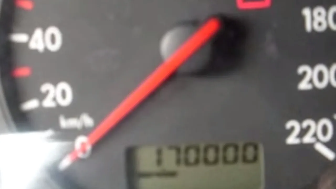 Măsura anunțată de Parlamentul European pentru samsarii care dau înapoi kilometrajului mașinilor scoase la vânzare
