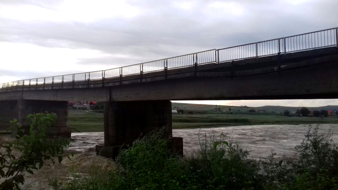 Podul de la MIlișăuți peste râul Suceava s-a fisurat
