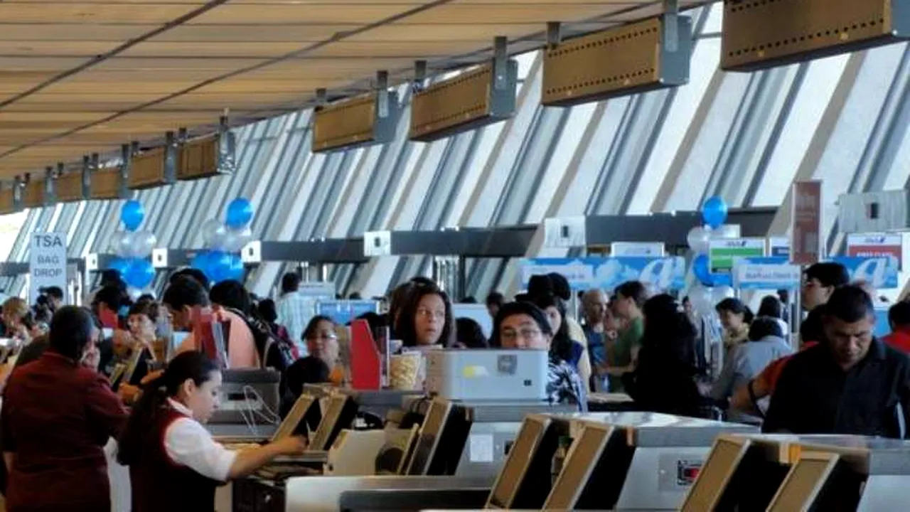 URAGANUL SANDY. Sute de zboruri au fost anulate pe coasta de est a SUA