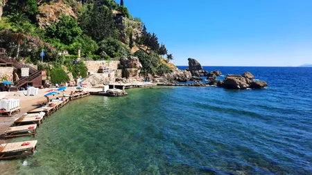 VIDEO | Turcia așteaptă sute de mii de români vara aceasta. Cum arată plajele din Antalya și ce nu trebuie să ratezi în locurile râvnite de milioane de turiști (REPORTAJ)