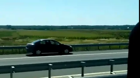 Cu viteză și pe contrasens: O mașină a fost surprinsă în timp ce conducea pe sensul greșit pe A3 - VIDEO