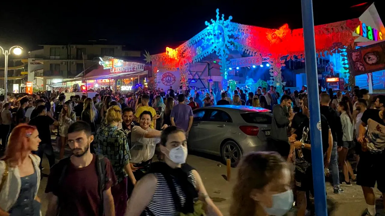 FOTO EXCLUSIV. Mii de români s-au distrat în weekend în Vama Veche fără să respecte distanțarea socială