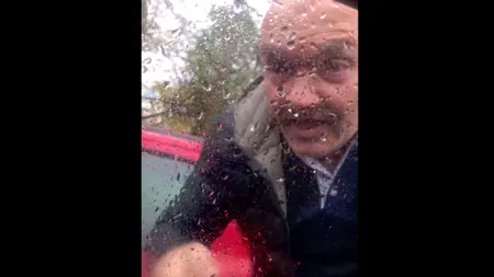 Ce s-a întâmplat cu un șofer de 55 de ani din București care s-a răzbunat pe un alt șofer și i-a făcut praf parbrizul mașinii: VIDEO