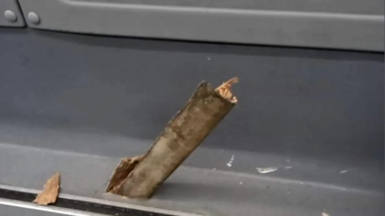 O șină de tramvai a străpuns podeaua unui autobuz din București