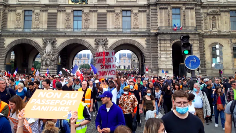 Centre de vaccinare vandalizate în Franța. Zeci de mii de protestatari sunt furioși din cauza măsurilor împotriva Covid-19 anunțate
