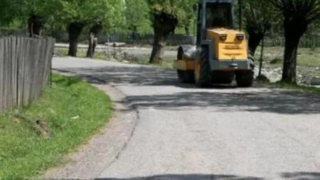 Au plătit cu bani de la UE ca să aibă un drum practicabil în comună. Surpriza pe care au avut-o localnicii când au venit muncitorii astupe gropile