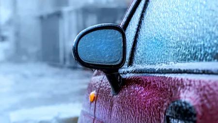 Cum să scapi de gheața formată pe oglinzile mașinii. Care este cea mai simplă şi ieftină metodă