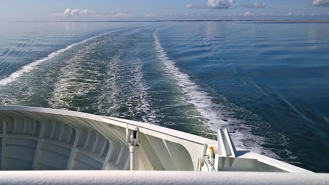 Român aflat la bordul feribotului care a luat foc în Mediterană: Am lăsat acolo tot, mașină, bani, acte