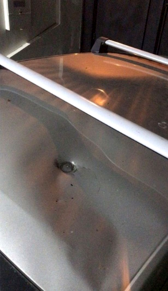 Un obiect misterios cu miros înțepător a căzut din cer peste mașina unui bărbat / Sursa foto: Daily Star