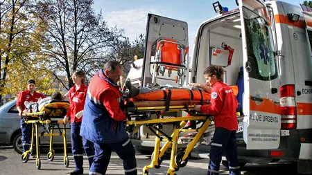 Doi morți și 13 răniți după ce un microbuz a fost lovit de un autoturism