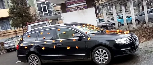 Cum s-au răzbunat vecinii pe șoferul care și-a parcat acest Volkswagen pe locul lor, în spatele cinematografului Florin Piersic din Cluj-Napoca