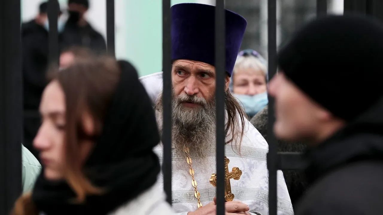 Călugărul ortodox rus care neagă existența pandemiei și spune că vaccinurile conțin microcipuri, condamnat la închisoare