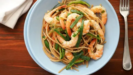 REȚETA rapidă de paste din dovlecel cu creveți. Este gata în 15 minute și poate fi soluția ideală pentru o cină sănătoasă, când ești în criză de timp