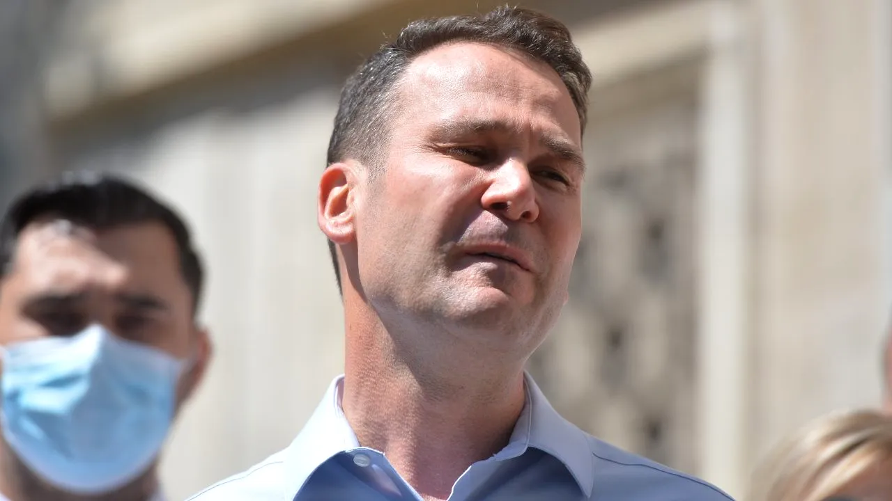 Sezonul bordurilor reîncepe. Primarul Robert Negoiță vrea să le schimbe: „Cele vechi arată oribil, au fost o soluție nefericită. Astea noi sunt făcute de noi și se compară cu cele de granit”