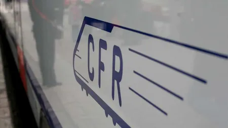 A coborât din tren pentru a-și cumpără ceva de la chioșc, cu gândul să urce repede înapoi. Acum luptă pentru viața lui