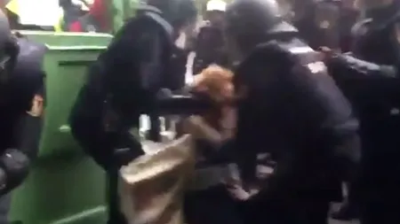 Violențe în Barcelona. Poliția intervine în forță împotriva votanților la referendum