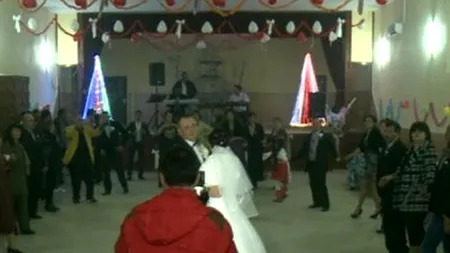 Un cămin cultural din Brăila, jumătate salon de nuntă, jumătate secție de vot pentru alegeri prezidențiale 2014