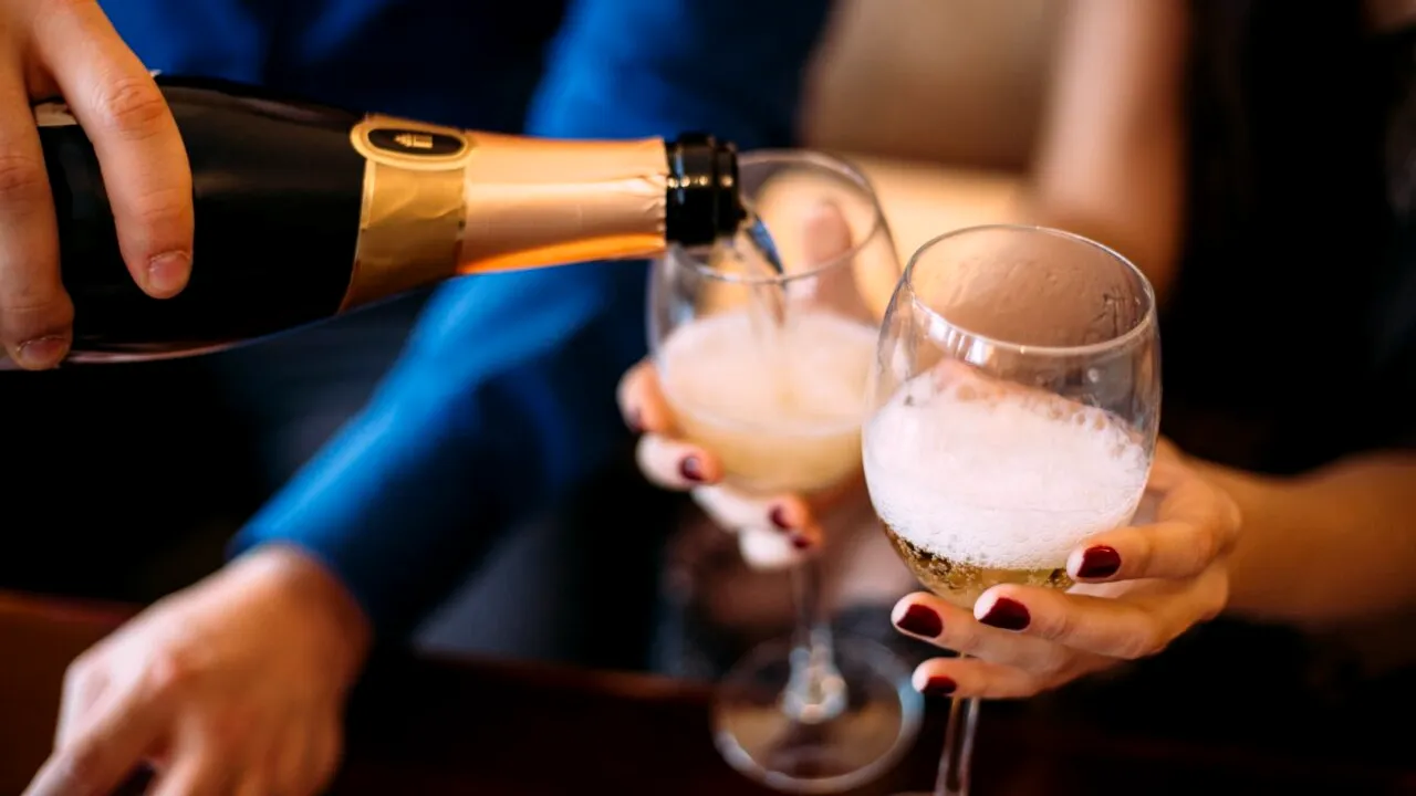 O tânără de 23 de ani, jignită și agresată de mamă pentru că și-a petrecut REVELIONUL cu iubitul: „Mi-am luat palma ancestrală