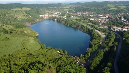 Lacul interzis care a devenit un fenomen natural impresionant. Localnicii avertizează asupra unui mare pericol