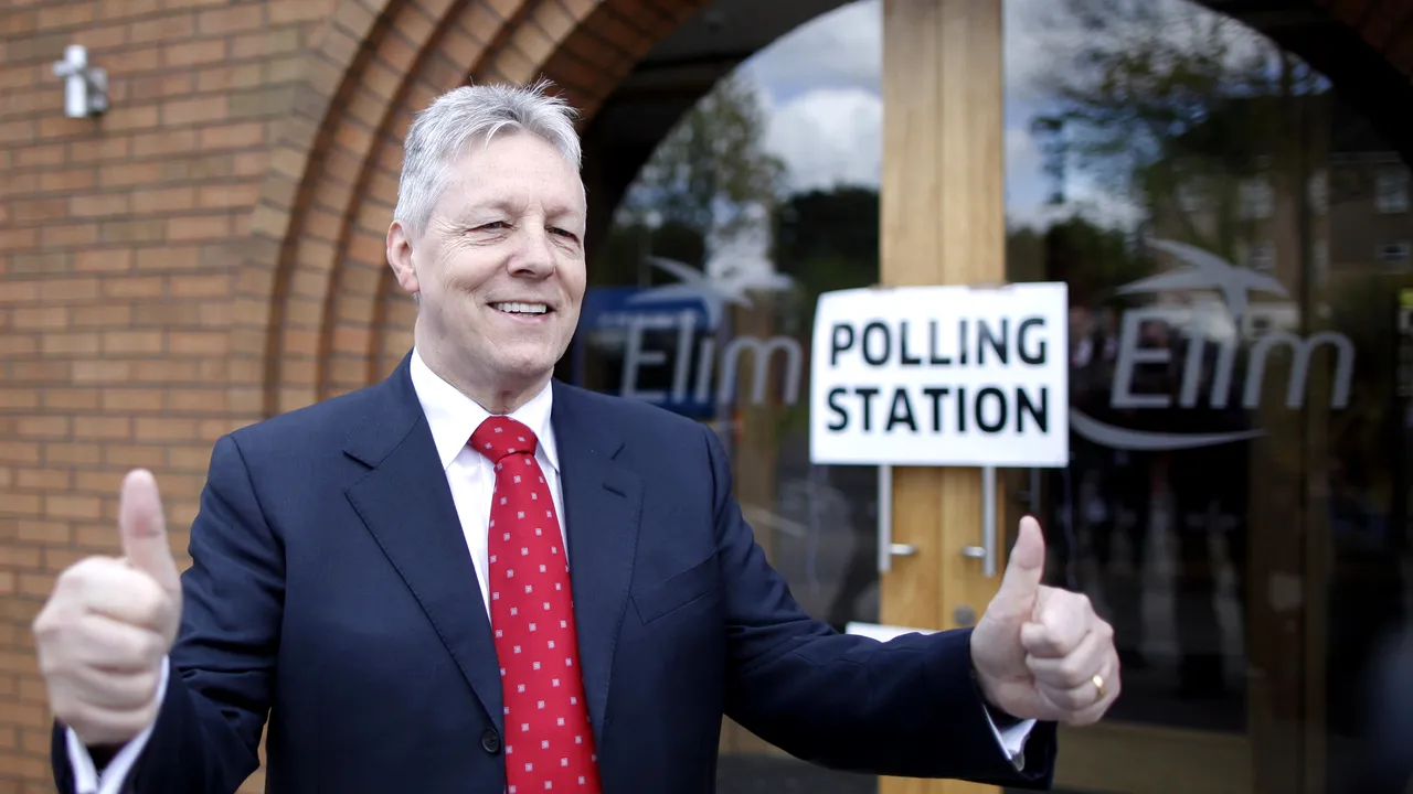 Premierul Irlandei de Nord a demisionat din funcție, după ce asasinarea unui fost membru IRA a declanșat o criză politică