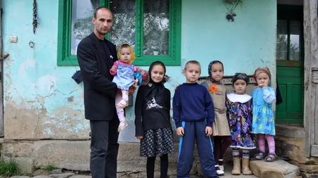 Povestea celor șapte copii din Coșbuc rămași orfani de mamă care trăiesc în așteptare. A ei și a unei case noi - GALERIE FOTO