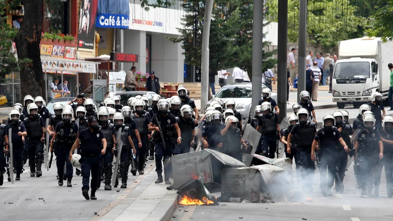 Guvernul turc vrea să scoată armată pe străzi