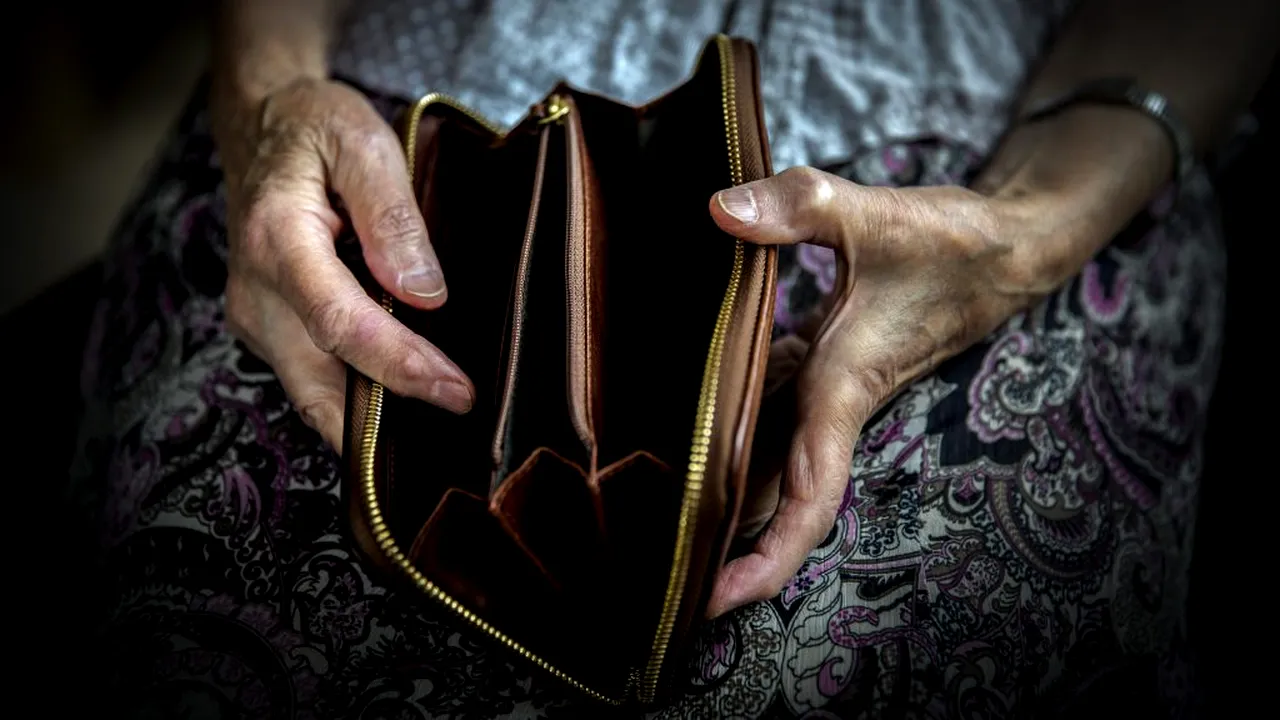 Pensionară din Iași, trimisă în judecată după ce și-a însușit un portofel găsit pe stradă